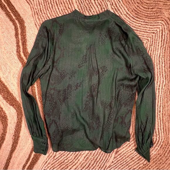 7 for all mankind top 🖤 snake print 🖤 green and black 🖤 new 🖤 size XS - Picture 2 of 10